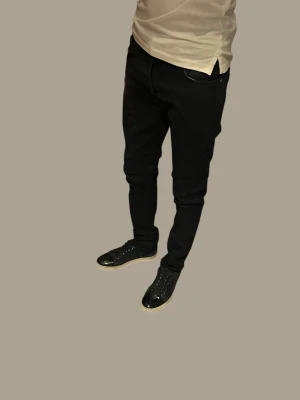 Svarta Nudie jeans slimfit - Snygga svarta slim fit jeans från Nudie med klassisk femficksdesign och normal midja. Jeansen har en modern passform som sitter skönt längs benen och är perfekta för en trendig look. Tillverkade i ett mjukt och stretchigt denimtyg för extra komfort. Jeansen är i strl W32 L32 och modellen är Dude Dan. Skriv vid fler frågor🙌