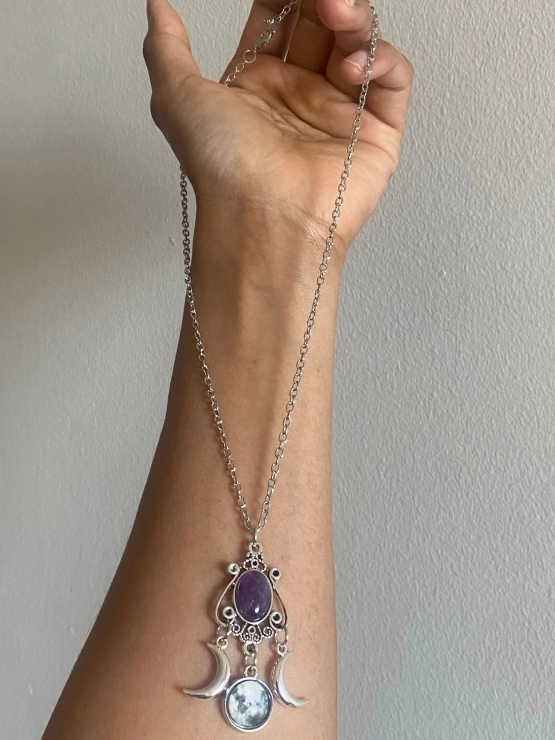 Silvrigt halsband med månberlocker - 1