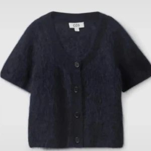 Cos kofta - Skit snygg kortärmad cos kofta, högst efterfrågad och går inte att köpa längre 