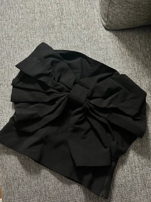 Bandeau topp  - Super söt bandeu topp med rosett!! Så snygg till sommaren, fest och andra roligheter 🤩🤩 använd 1 gång