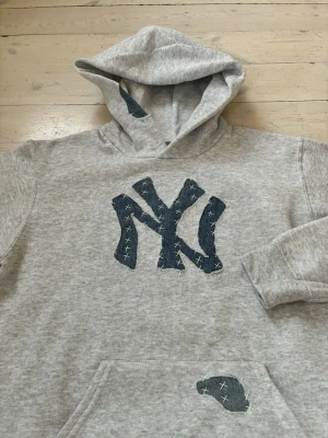 Handstitched hoodie - Handsydd hoodie jag gjort själv. Hoodien har en slim fit passform och är gjort på 80% bomull och 20% polyester, designsen är av jeanstyg.