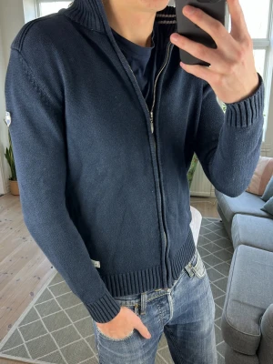 Zip tröja stickad mörkblå  - Stilren och väldigt trendig, passar till alla tillfällen! Mått: A:51 B:43 C:42 D:63 (cm) Storlek L men den passar även M. Skriv vid fundering! 😇🙌