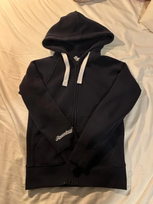 Russemerch zip hoodie marinblå - Använt typ 3 gånger som helt ny.