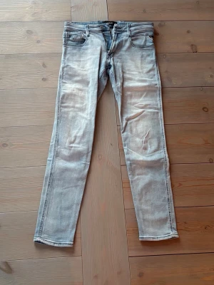 Ljusblå raka Replay anbass🩵 - Replay anbass jeans, ljusblåtvätt i strl 31/34. Bra komfort och grym passform - passar bra till stickad tröjor och fleece hoodies. 🙌 Mjuk och följsam denim 🩵 Ljus, fräsch tvätt ✅Mycket bra skick