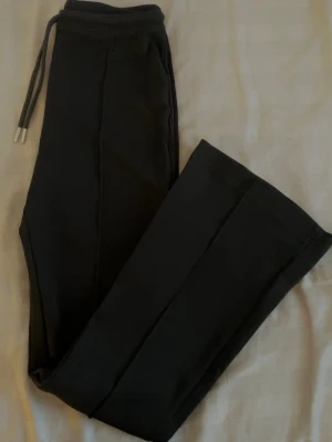 Svarta mjukisbyxor bootcut  - Säljer ett par svarta lågmidjade bootcut mjukisbyxor. 