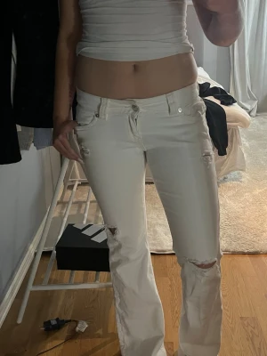 Vita bootcut jeans - Jätte snygga jeans med hål,säljer pga att de använts 2 gånger!😙