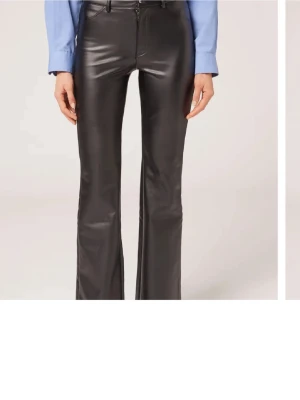 populära skinnbyxor - säljer dessa populära skinnbyxor ifrån calzedonia, med en bootcut passform💓