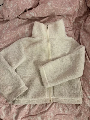 Vit teddyjacka med dragkedja - Vit mysigt teddyjacka från Lager 157.