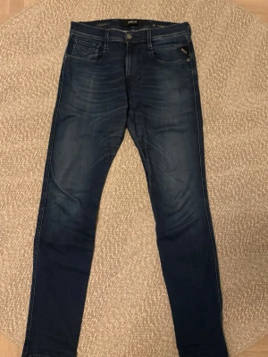 Replay anbass hyperflex  - Säljer dessa sjukt feta replay anbass hyperflex jeansen som passar till allt! Fint skick, lite lite slitna bak vid. Storlek W31. Hör av er vid eventuella frågor/ fler bilder! 