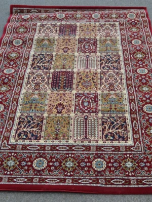 VALBY RUTA matta från IKEA - Säljer en VALBY RUTA matta från IKEA med orientaliskt inspirerat mönster i rött, beige, blått och grönt. Mattan är rektangulär och tillverkad i 100% polypropylen. Perfekt för att ge rummet en färgklick och unik känsla.