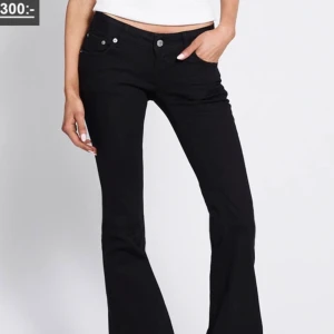 Svarta flare jeans från lager 157 - Jag klippte av kanten på jeansen. De är helt nya och jag har inte använt dem än, jag har bara klippt av kanten på båda benen