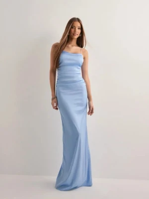 Ljusblå satin klänning med öppen rygg - Säljer denna jättefina då den inte kommer till användning💞köpt för 1300, och pris går att diskuteras💞passar även xs