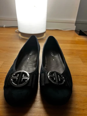 Svarta ballerinaskor från Jenny - Stilrena svarta ballerinaskor från Jenny.