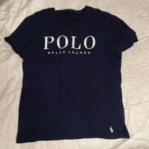 Mörkblå t-shirt från Ralph Lauren - En asfet ralph lauren tshirt i mörkblå. Bra skick och ett bra pris.                                     Hör av dig vid fundering,                              pris kan diskuteras vid en snabb affär💫🍾                    Köp på nk i göteborg för 949kr