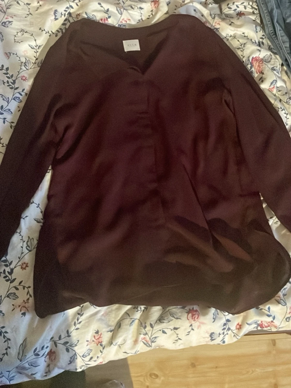Vinröd blus från VILA