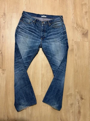 Acne studios jeans - Snygga blå acne jeans som bara har använts några fåtal gånger. Är i bra skick och kostar ca 2000 nya.