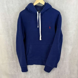 Ralph Lauren hoodie - Riktigt soft raffe hoodie i storlek M. Modellen är 185. Riktigt bra skick.