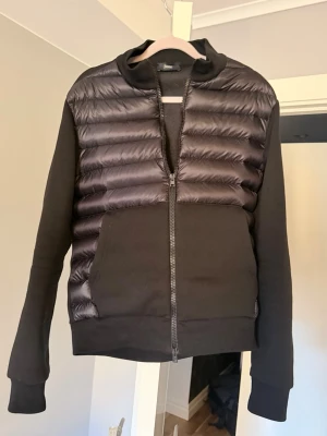 Herno cardigan  - Cardigan ifrån herno inga defekter storlek 46 kan skicka mer bilder om det behövs . Moddel 182 