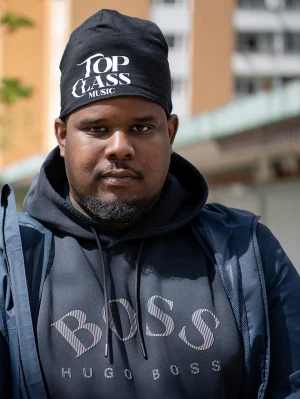 Svart hoodie från Hugo Boss Dree Blow - Säljer en svart hoodie från Hugo Boss med stor logga på bröstet. Hoodien har huva med dragsko och klassisk passform. Perfekt för dig som gillar stilrena och trendiga plagg med tydlig branding.