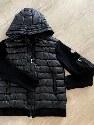 Moncler Tricot - Snygg svart tricot som passar perfekt till kommande vårdagarna. OBS jackan är storlek M men sitter nog mera som L