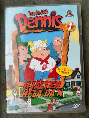 Busfröet dennis: hjälten hela dan dvd - DVD:n innehåller 2 avsnitt med Dennis. Filmen startar automatiskt efter 30 sekunder. Speltid: 50 minuter.  Finns på språk: Svenska, Engelska   OBS!! skivorna är begagnade så det kan förekomma repor/hairlines på skivorna, men då jag kollar igenom alla filmer jag säljer garanterar jag att alla funkar felfritt om inget annat står! :)