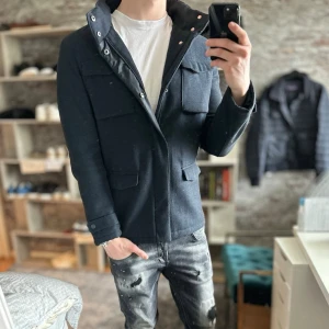 Stickad field jacket - Riktigt stilren och unik🙌Mycket bra skick, en knapp är sönder men märks verkligen inte! Passar dig som är mellan 175-185cm ungefär. Nypris ca 2500kr. Modellen är 185 cm, 75kg. Passar bra nu till våren! Skriv för mer information!🤝
