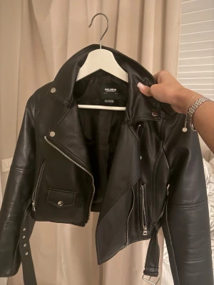 Svart skinnjacka från Pull&Bear - Snygg svart ball skinnjacka, knappt använd