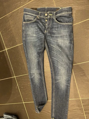 Dondup jeans George  - Väldigt stilrena dondup jeans George storlek 30. 