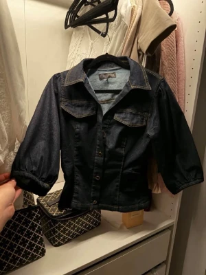 Jeans topp Zara - Säljer Zaras jeanstopp i storlek S!! Har inte använt då de fel storlek för mig🥰