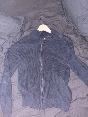 Grunt grovstickad tröja/kofta - Grunt stickad tröja i storlek L i barnstorlek.