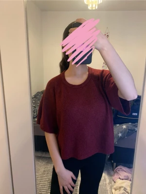 Vinröd croppad stickad topp - Mysig vinröd croppad stickad topp med rund halsringning och halvlånga ärmar. Perfekt för lager på lager och enkel att styla till både jeans och kjol. Skön och avslappnad passform i storlek S 💞