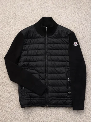 Moncler cardigan  - Moncler cardigan i storlek 1/S (första och fjärde bilden är ai därför ser loggan konstig ut) finns inga defekter på jackan säljer för att den har blivit förliten. 
