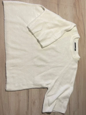 Stickad T-shirt - Från lager 157, använd en gång! 