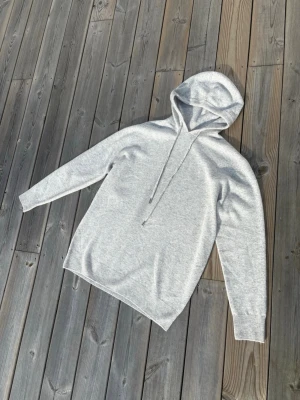 Merinoull hoodie (ljusgrå)  - Ej använd, toppenskick! Perfekt för vår och sommar då den är luftig ☀️ hör av er vid frågor!
