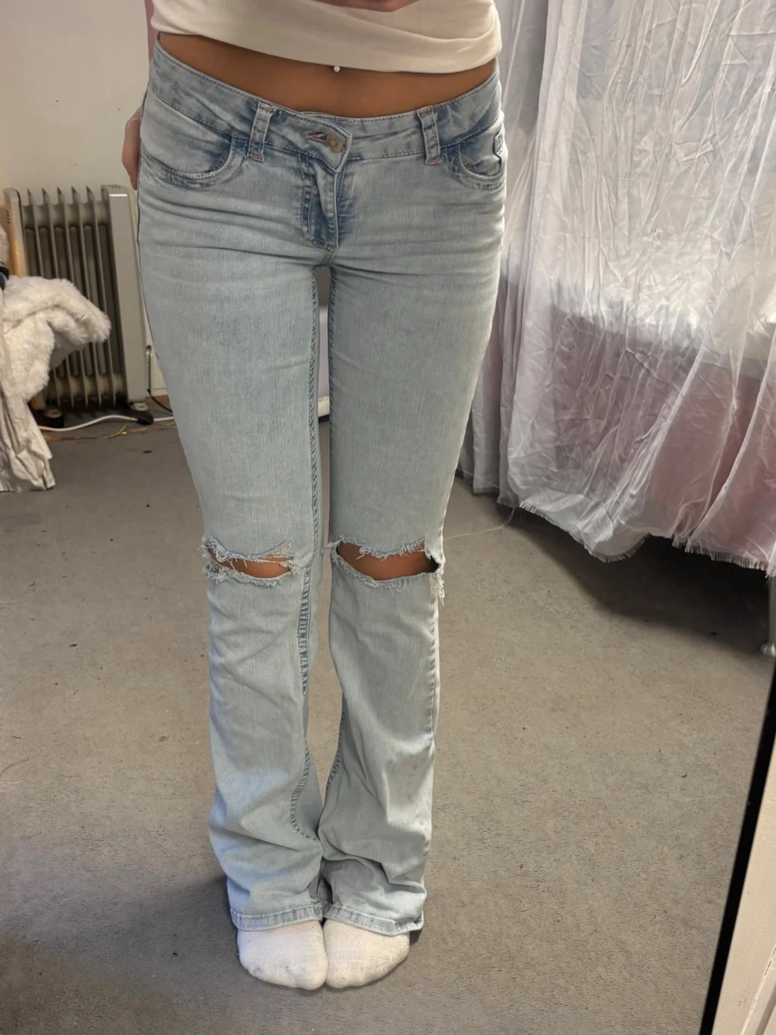 Ljusblå slitna bootcut jeans Nelly
