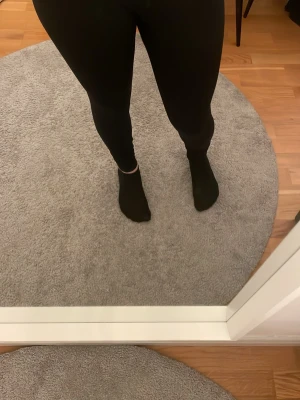 Svarta leggings från dfyne  - Säljer ett par svarta leggings från dfyne med hög midja och tight passform. De är tillverkade i ett stretchigt material som sitter skönt och följsamt.  De har även en scrunch där bak för att lyfta rumpan. Perfekta för träning eller chill dagar. Diskret logga på höften. Endast använda fåtal gånger och säljer för att de är lite små. Nypris:750 kr 