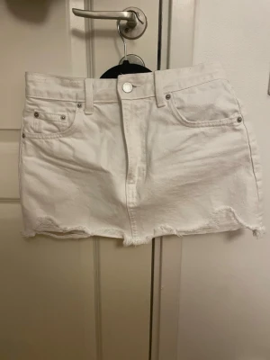 Vit jeanskjol - Säljer den här jättesnygga vita jeanskjolen från pull&bear