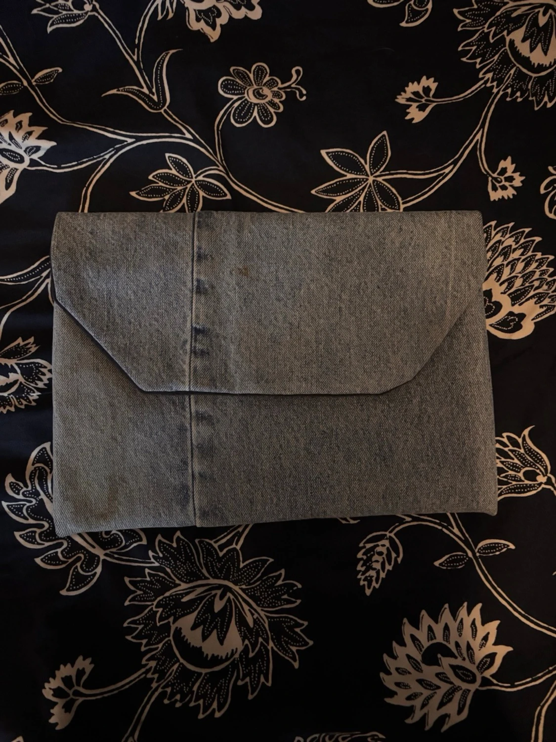 Ljusblått jeansfodral med blomma på fickan - 1