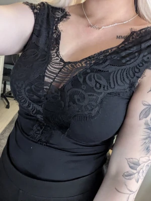 Spets body - V ribbad fram och bak, skönt material och sitter på plats. 😊