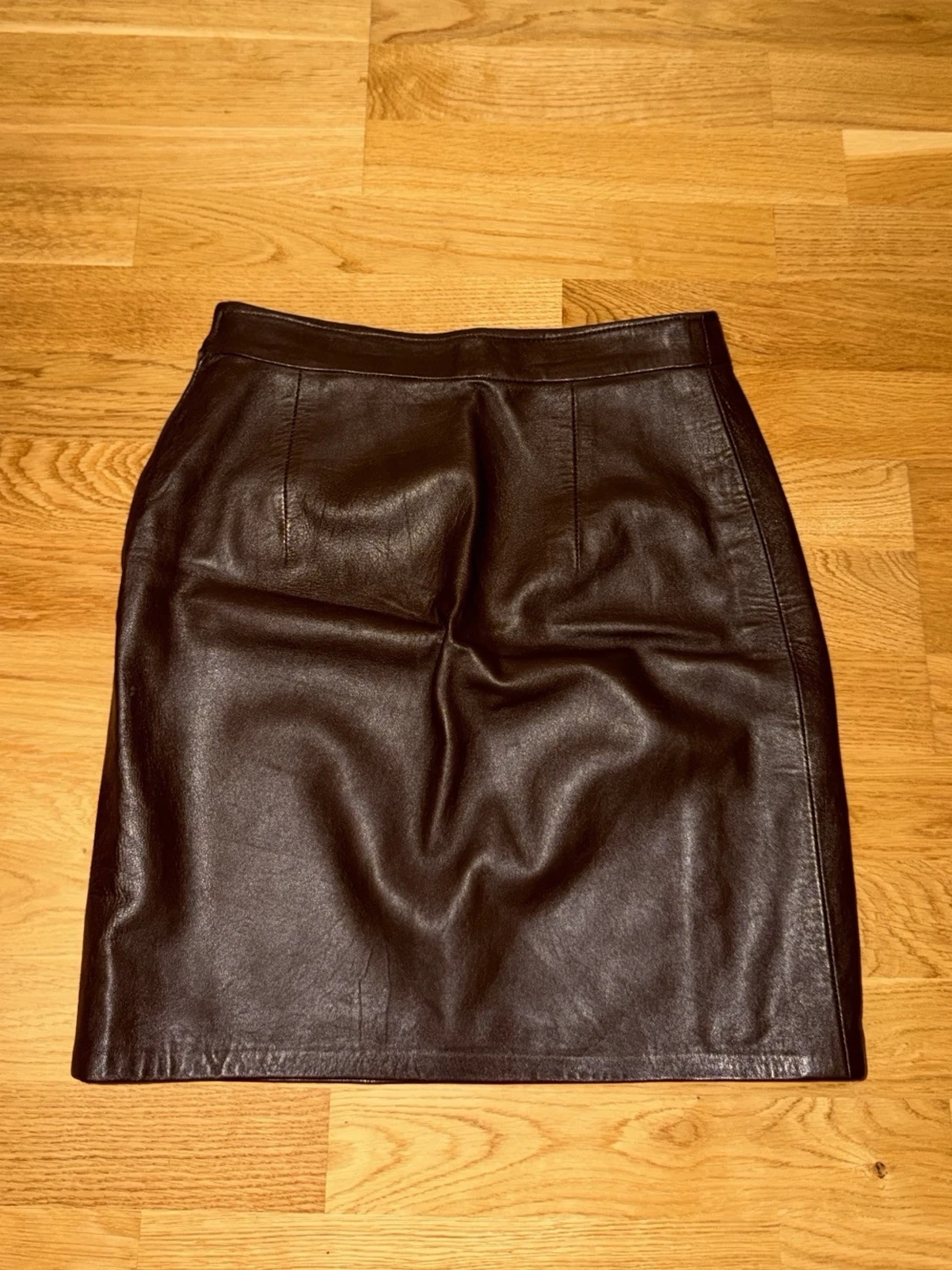 Svart skinnkjol med dragkedja - 1