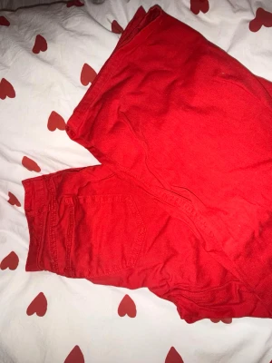 Röda raka jeans  - Snygga röda highwaisted jeans med raka ben. Perfekta för dig som vill sticka ut med färg i din outfit. Uppsydda för att passa 135-145cm❤️