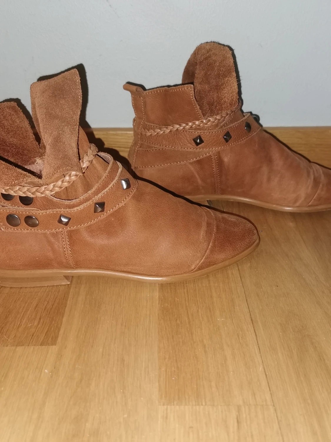 Bruna boots med nitar och flätad detalj - 1