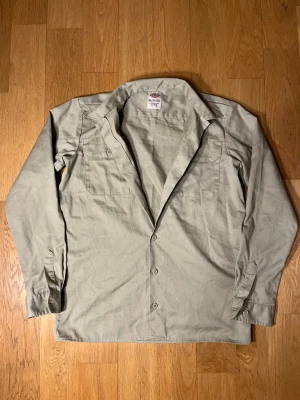  overshirt  - Stilren beige overshirt sitter perfekt på storlek s 