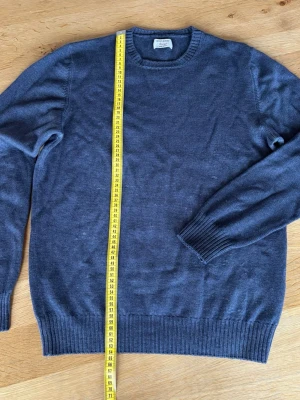 Grå Gran Sasso tröja - Storlek 50, sitter som M skulle jag säga, kolla måtten. | har liten missfärgning på framsidan, men syns knappast. | fraktar inom kort och hör av dig vid funderingar! 