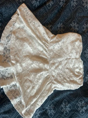 Gulligt linne utan band - Vit tröja/linne ifrån Gina i storlek xs, super söt till sommaren använd en gång så den är inte sönder eller sliten någonstans. Skriv för mer info💕