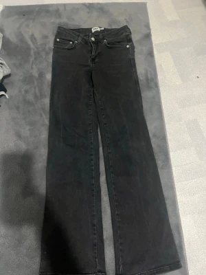 Svarta utsvängda jeans från Lager 157 - Säljer ett par svarta utsvängda jeans då de inte passar längre och är knappt använda då de bara legat i garederoben hela tiden🙂