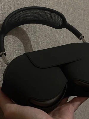 Apple AirPods Max Svarta hörlurar - Snygga svarta Apple AirPods Max med stilren design och mjuka öronkuddar i mesh-tyg. Bygeln är vadderad och bågen i metall ger en exklusiv känsla. Hörlurarna har smart case och är perfekta för musik, gaming eller film.