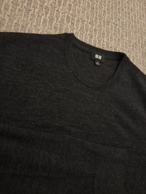 Mörkgrå merinoull tröja - Tja! Säljer en riktigt snygg tröja ifrån Uniqlo | Storlek M | Jag på bilden är 183! | Hör av er vid minsta lilla fundering🙌