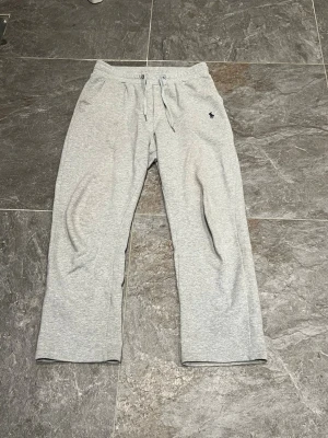 Polo Ralph Lauren Straightleg Mjukisar - Tja! Säljer nu mina riktiga snygga Ralph Lauren Straightleg Mjukisar. Mycket sköna och snygga mjukisar som passar alla möjliga outfits. Hör av er privat vid minsta lilla fundering! 