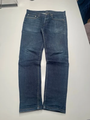 Darkblå jeans från A.P.C - Selling a pair of japanese high quality a.p.c denim. Really great cobdition and no flaws. Measurments: Full length 94cm, waist 42cm, leg opening 17cm. 